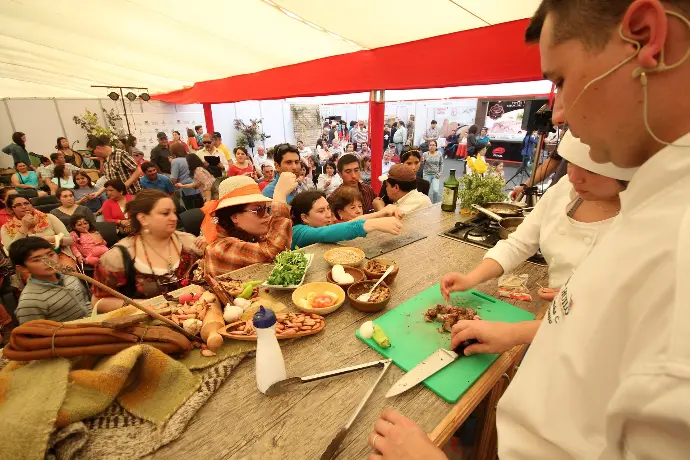 Cocina en vivo, feria Sabores y Sensaciones del Ranco